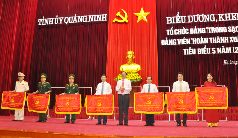 Đón nhận cờ thi đua của Tỉnh Ủy Quảng Ninh